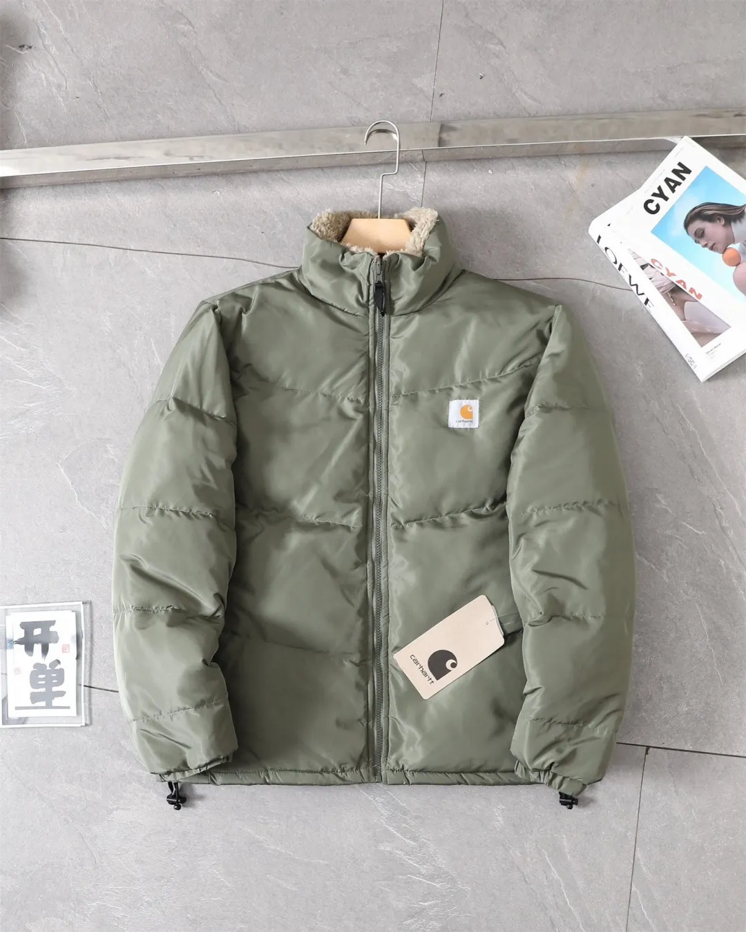 Carhartt double-sided stand-collar down jacket, custom waterproof nylon compact plaid fabric, customized accessories, double-sided 80% down filling, very warm! The upper body is light, no burden, and not bulky. The loose fit version is suitable for most body types. The outer layer of water-repellent fabric is not afraid of wind and snow. Style number: ST 011# Color: Black/Khaki/Green Size: S～XL